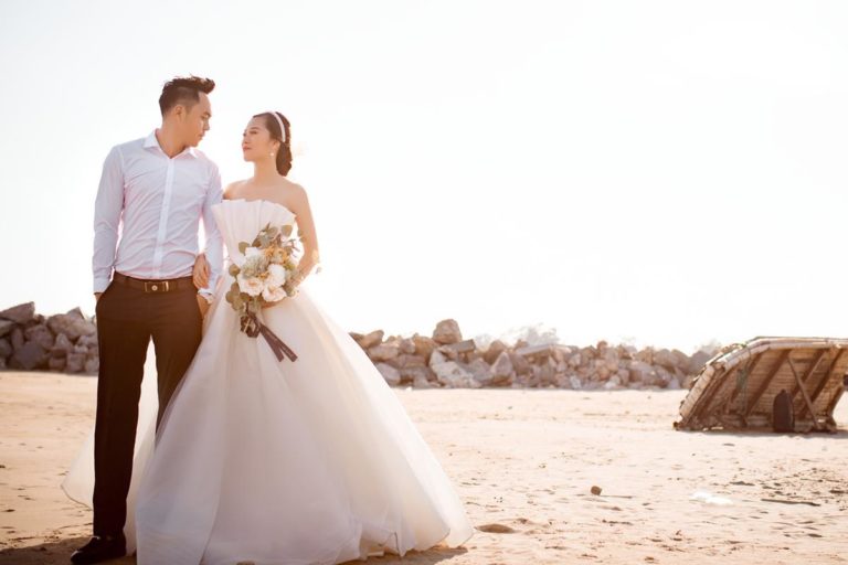 Szycie sukien ślubnych na miarę – na czym to polega?