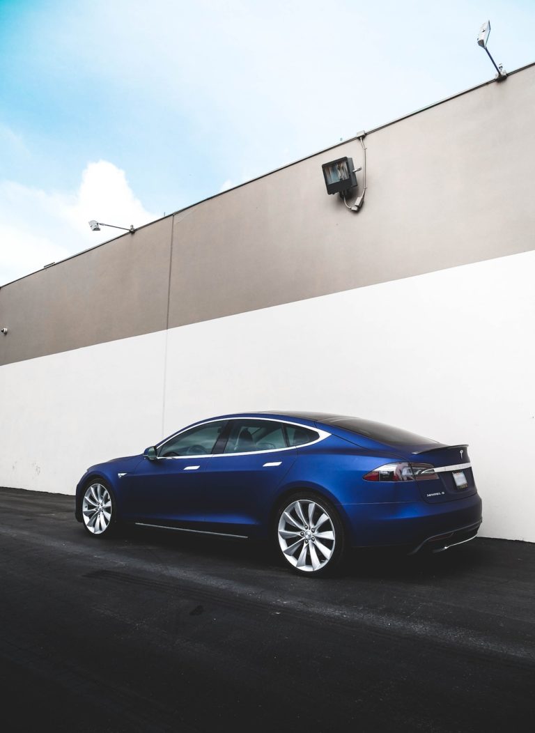 Marka samochodowa Tesla: od innowacyjnej firmy do globalnego lidera